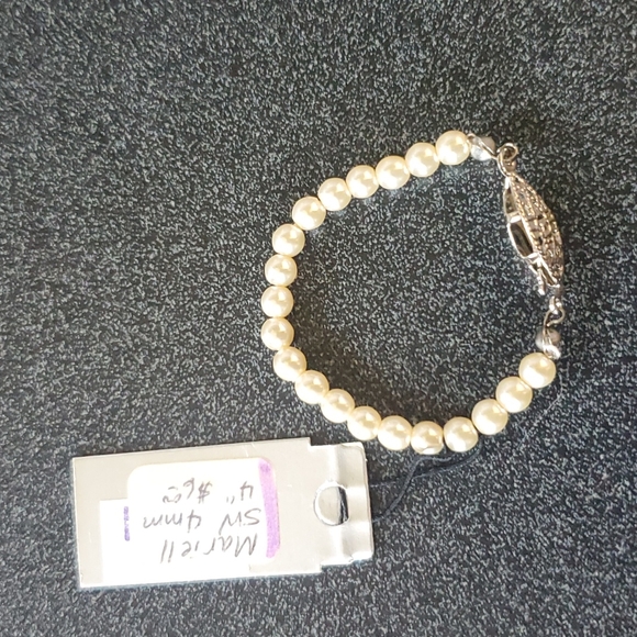 Baby pearl fashion bracelet. - Picture 3 of 10